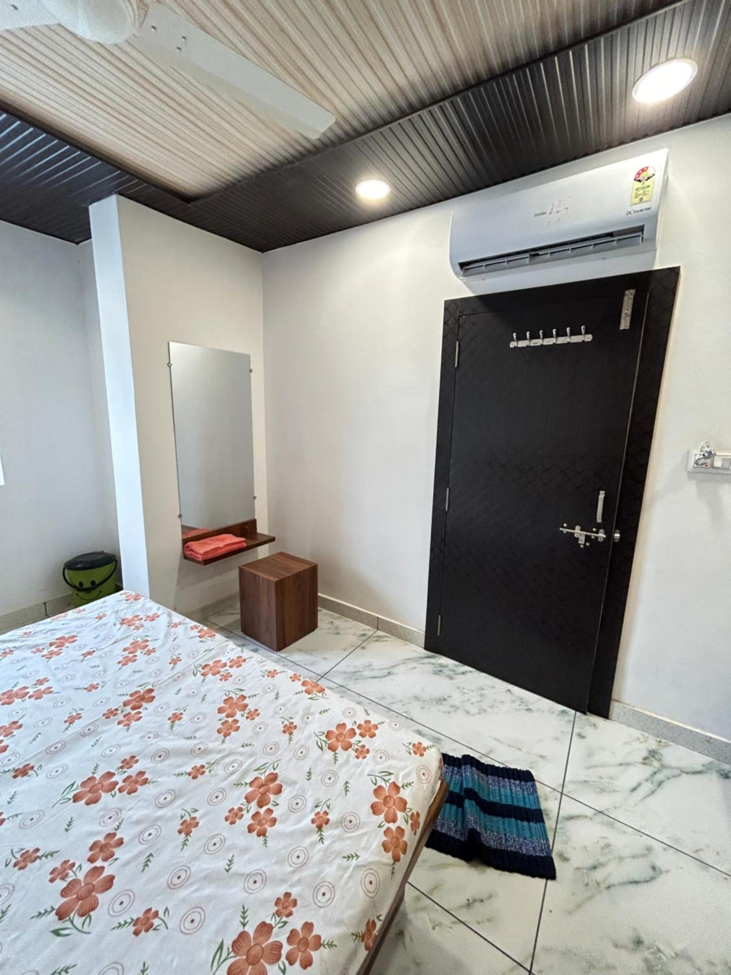 Hotel Shree Sidhi Vinayak Uddzsaín Kültér fotó